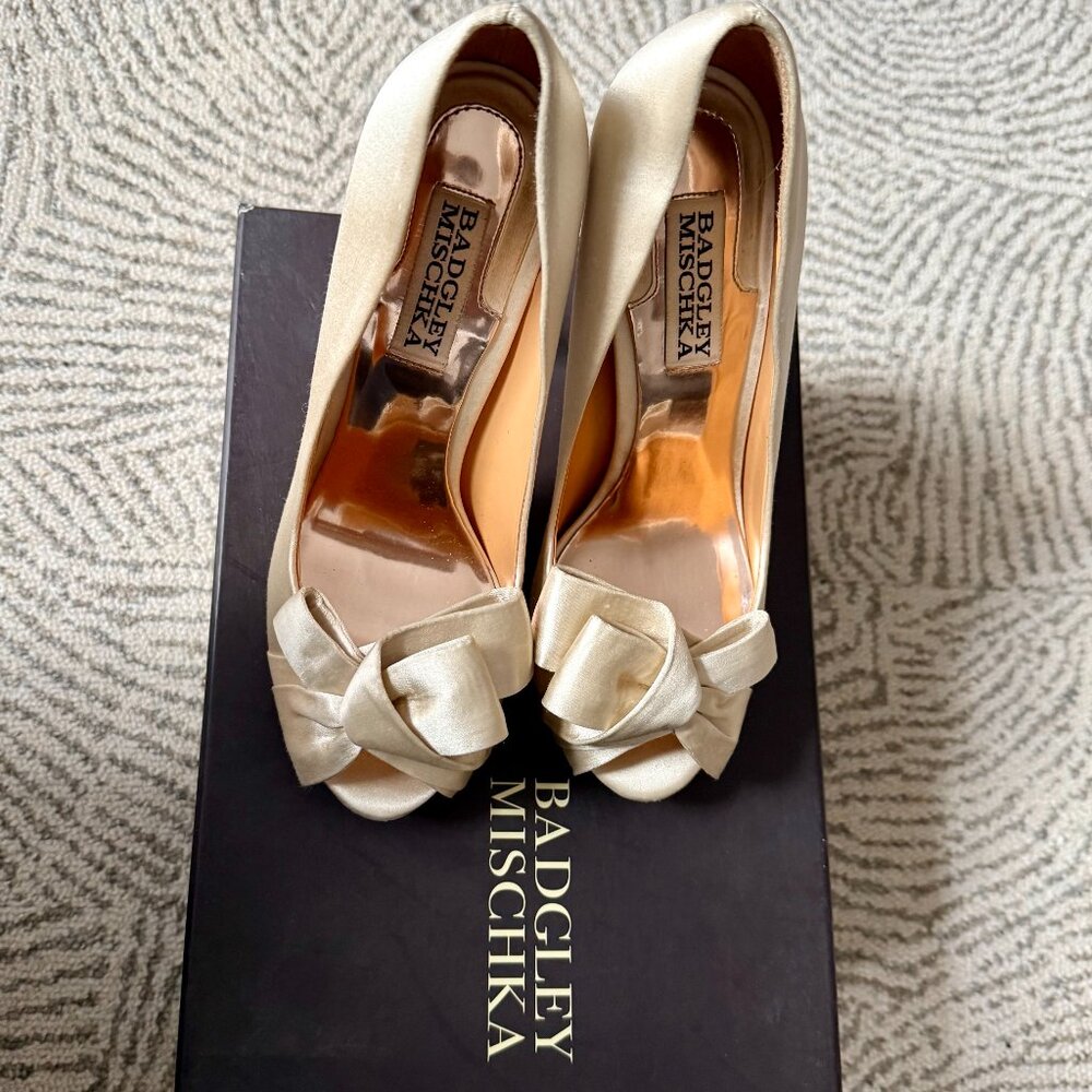 Badgley Mischka Ivory Satin Bow Detail Platofrom Peep Toe Heels 5.5M circa 2014